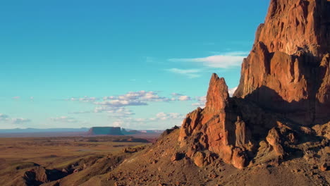 Monument-Valley-En-Arizona---Desierto-árido-Y-Cerros-De-Piedra-Vistos-Desde-Arriba