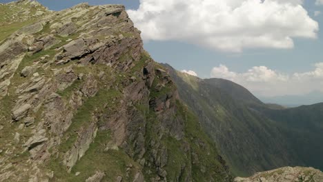 Fliegen-Nah-An-Felsiger-Bergwand,-Die-Das-Tal-In-Stoandlaberg-Jochbichl-Bei-Gitschberg-Enthüllt