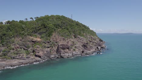 Costa-Rocosa-Y-Con-Vegetación-De-La-Playa-De-Cuatro-Millas,-Port-Douglas-En-Australia