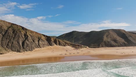 Una-Hermosa-Playa-En-La-Costa-Del-Algarve-De-Portugal,-Vista-De-Drones
