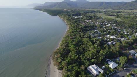 Beachfront-Accommodation-Along-The-Stretch-Of-Four-Mile-Beach-In-Port-Douglas,-Queensland