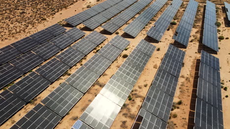 Energía-Renovable-En-Acción-En-La-Granja-Solar-Del-Desierto-De-Utah