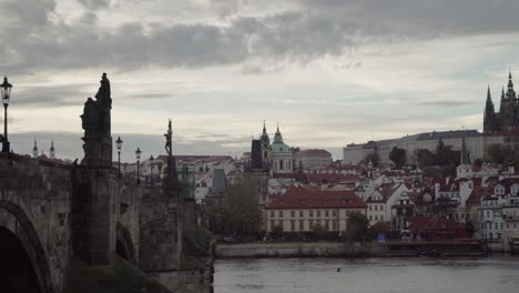 Charles-Bridge-O-Karluv-Most-Side-Closeup-Day-View,-Panorámica-Derecha-Al-Castillo-De-Praga,-Pájaros-Voladores,-Temperamental