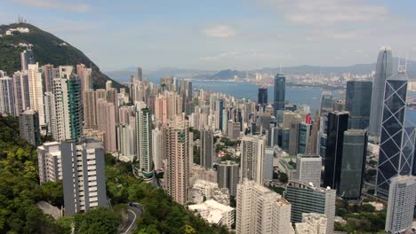 Fliegen-Sie-über-Die-Zentrale-Bucht-Von-Hongkong-Und-Die-Wolkenkratzer-Der-Stadt