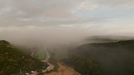 Große-Nebelbank,-Die-Vom-Meer-Hereinkommt-Und-Dabei-Ist,-Eine-Küstenstadt-An-Der-Algarve,-Portugal,-Zu-Verschlingen