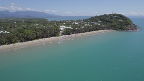 Panoramablick-über-Den-4-Meilen-Strand-In-Port-Douglas,-Australien---Drohnenaufnahme