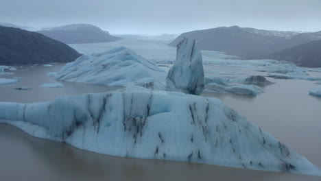 Niedrige-Langsame-Luftaufnahme-Durch-Eisberge-In-Richtung-Eines-Großen-Gletschers