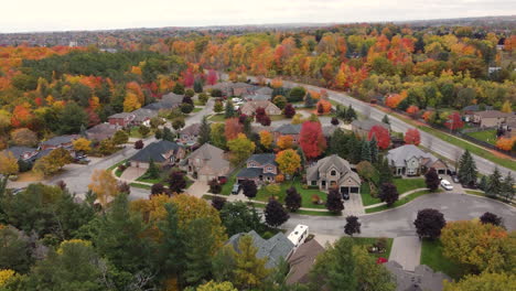 Luftaufnahme-Von-Einfamilienhäusern-Mit-Bäumen-Und-Wald-In-Herbstfarben-In-Kanada