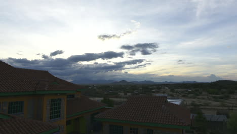 Zeitraffer-Von-Wolken-Am-Abend,-Die-Sich-In-Einer-Kleinen-Stadt-In-Kenia,-Afrika,-Bewegen