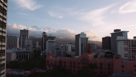 Brillanter-Morgenhimmel-Mit-Wolkenfetzen,-Ikonisches-Royal-Hawaiian-Hotel-Im-Vordergrund,-Antenne