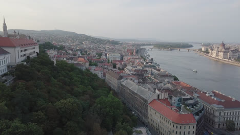 Toma-De-Drone-De-Mansión-Y-Río-En-Budapest