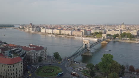 Toma-De-Drone-De-Mansión-Y-Río-En-Budapest