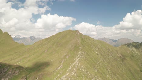 Absteigende-Luftaufnahmen,-Die-Die-Felsigen-Hänge-Des-Berges-Bei-Stoandlaberg-Jochbichl-Bei-Gitschberg-Zeigen