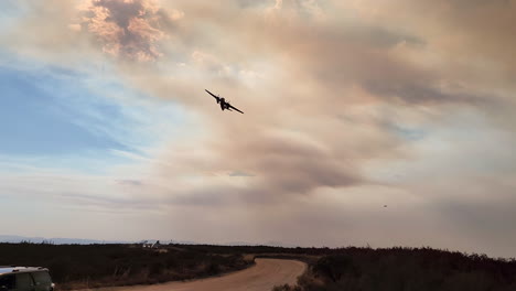 Löschflugzeug-Fliegt-über-Fairview-Wildfire-In-Kalifornien-Massive-Flammen-Und-Rauchwolken-Bedecken-Einen-Hügelkamm-In-Hemet,-Kalifornien