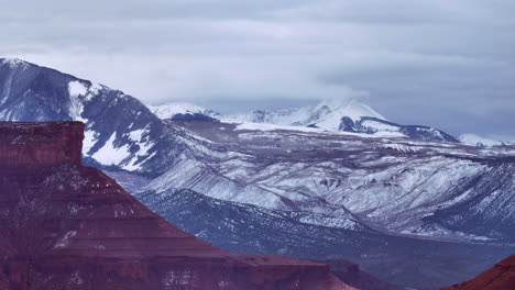 Luftaufnahme-Moab-Wüstenplateau-Und-Schnee-La-Sal-Berge
