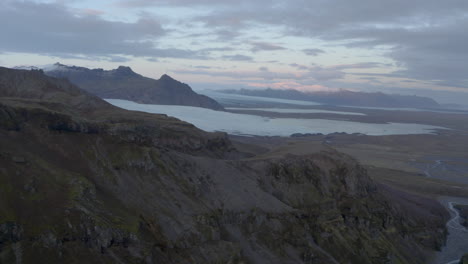 Disparo-Aéreo-Sobre-El-Glaciar-Y-La-Cordillera-De-Islandia