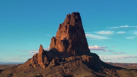 Trockene-Wüste-Und-Steinkuppen-Im-Monument-Valley,-Arizona