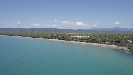 Summer-Destination-In-Four-Mile-Tropical-Beach,-Port-Douglas,-Queensland,-Australia