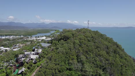 Häuser-Und-Antennenturm-Auf-Einem-Bewaldeten-Berg-An-Der-Küste-Von-Port-Douglas-In-Queensland,-Australien