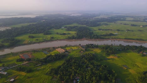 Tierras-Agrícolas-Por-Río-En-Bangladesh-Seguimiento-Aéreo-Hacia-Adelante