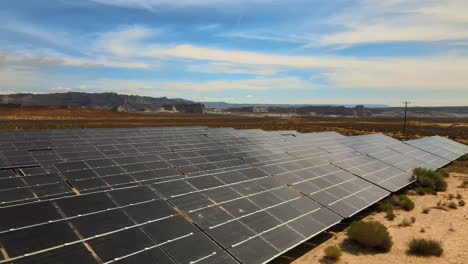 Ein-Solarpark-In-Der-Wüstenlandschaft-Von-Utah