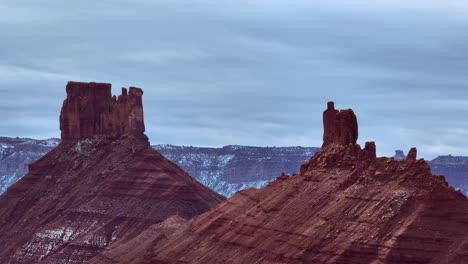 Rotierende-Luftdrohnenaufnahme-Von-Wüstentürmen-In-Moab-Utah