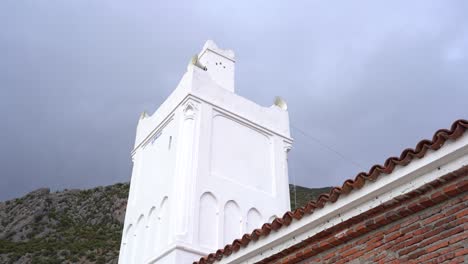 Una-Iglesia-En-La-Cima-De-La-Montaña-En-Chefchaouen,-Marruecos