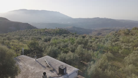 Drohnenaufnahme-Der-Morgendlichen-Landschaft-Und-Des-Bauernhauses-In-Sierra-Nevada-Spanien