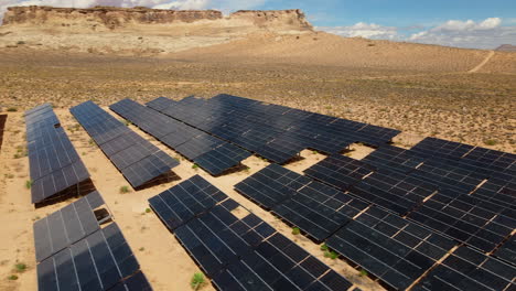Erneuerbare-Energieerzeugung-In-Der-Wüste-Von-Utah-Von-Oben-Eingefangen