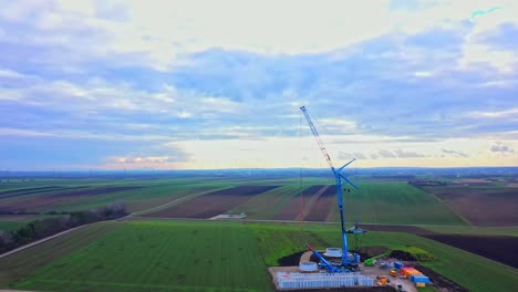 Raupenkran-Bei-Der-Arbeit-Mit-Windturbinenfundament-Auf-Dem-Bauernhof