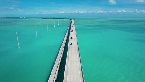 Luftaufnahme-Der-Langen-Brücke-über-Den-Ozean-In-Den-Florida-Keys