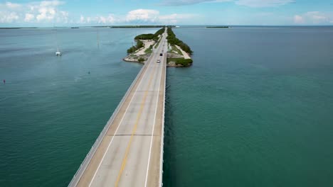 Cars-driving-over-Bridge-to-small-island-in-Florida-keys