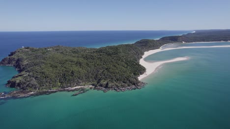 Abgelegener-Paradiesischer-Doppelinselpunkt-Mit-üppigem-Grün-In-Der-Nähe-Von-Rainbow-Beach-In-Cooloola,-Queensland,-Australien