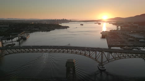 Zweite-Schmale-Brücke-Mit-Sonnenuntergang-Mit-Blick-Auf-Vancouver-Und-Nordvancouver