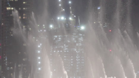 Brunnenshow-Im-Stadtzentrum-Von-Dubai-Bei-Nacht