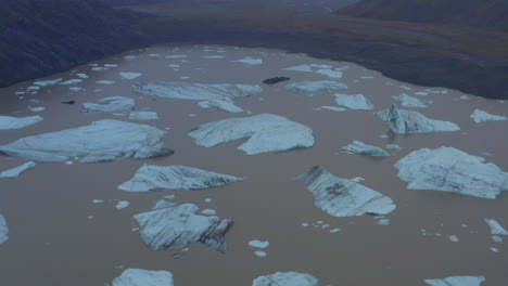 Absteigende-Luftaufnahme-über-Eisbergfeld-Von-Einem-Gletscher