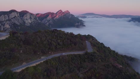Ruta-Panorámica-En-La-Cordillera-Dolomiti-Durante-El-Amanecer,-Antena