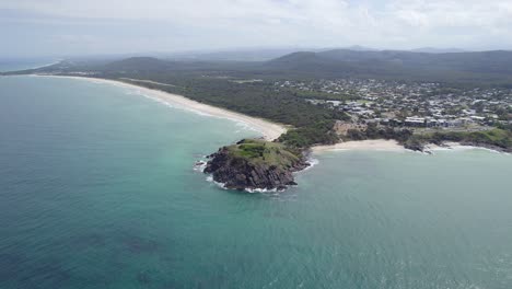 Playa-De-Cabarita-Y-Promontorio-De-Norries-Desde-Arriba-En-Nsw,-Australia---Toma-Aérea-De-Drones