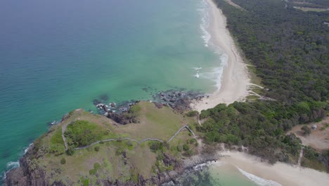 Pintoresca-Playa-De-Cabarita-En-Nueva-Gales-Del-Sur,-Australia-Durante-El-Día---Toma-Aérea-De-Drones