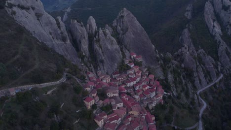 Sobre-Castelmezzano-Hermoso-Pueblo-De-Montaña-En-Dolomiti-Italiano,-Antena