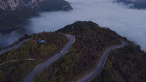 Coche-Conduciendo-Por-Una-Carretera-Cerrada-En-La-Cordillera-Dolomiti-Lucane-Al-Amanecer,-Antena