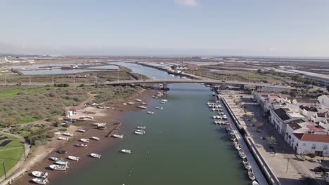 Antenne-über-Boote-Vor-Anker-Im-Gilão-River-Delta-Tavira-Algarve-Portugal