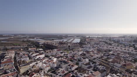 Vista-Panorámica-De-Tavira-Desde-Arriba,-Tranquilo-Paisaje-Urbano-En-El-Algarve,-órbita-Aérea