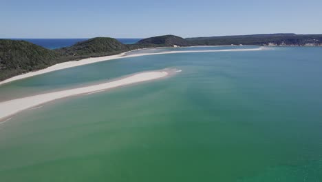 Panorama-Von-Rainbow-Beach-Town-Und-Double-Island-Point-An-Einem-Sonnigen-Sommertag-In-Cooloola,-Queensland