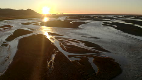 Niedrige-Luftaufnahme-über-Islands-Gewundenen-Geflochtenen-Fluss