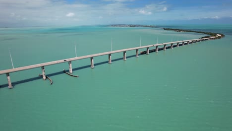Puente-Largo-En-La-Autopista-De-Ultramar-En-Los-Cayos-De-Florida,-Con-Canal-De-Barco-Debajo
