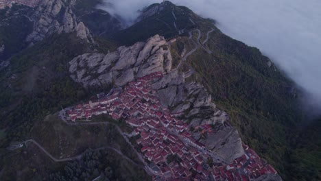 Pueblo-De-La-Cordillera-De-Dolomiti-Lucane-Durante-El-Amanecer,-Pietrapertosa