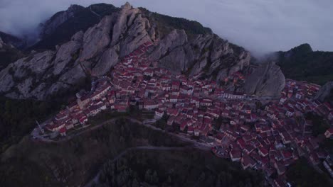 Pueblo-Histórico-De-Pietrapertosa-En-La-Cordillera-De-Dolomiti-Lucane-Al-Amanecer,-Antena