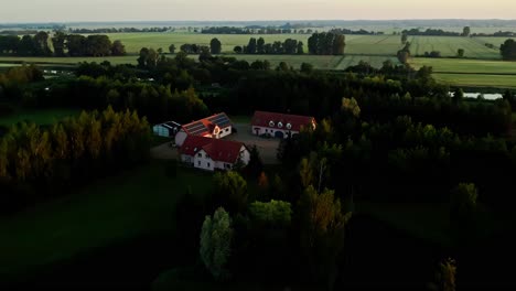 Drohnen-Luftbahn-Farm-In-Polan,-Umgeben-Von-Natur-Und-Bäumen