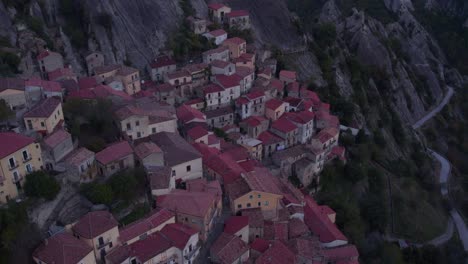 Idyllic-residential-houses-on-steep-mountain-village-with-narrow-alleys,-Castelmezzano